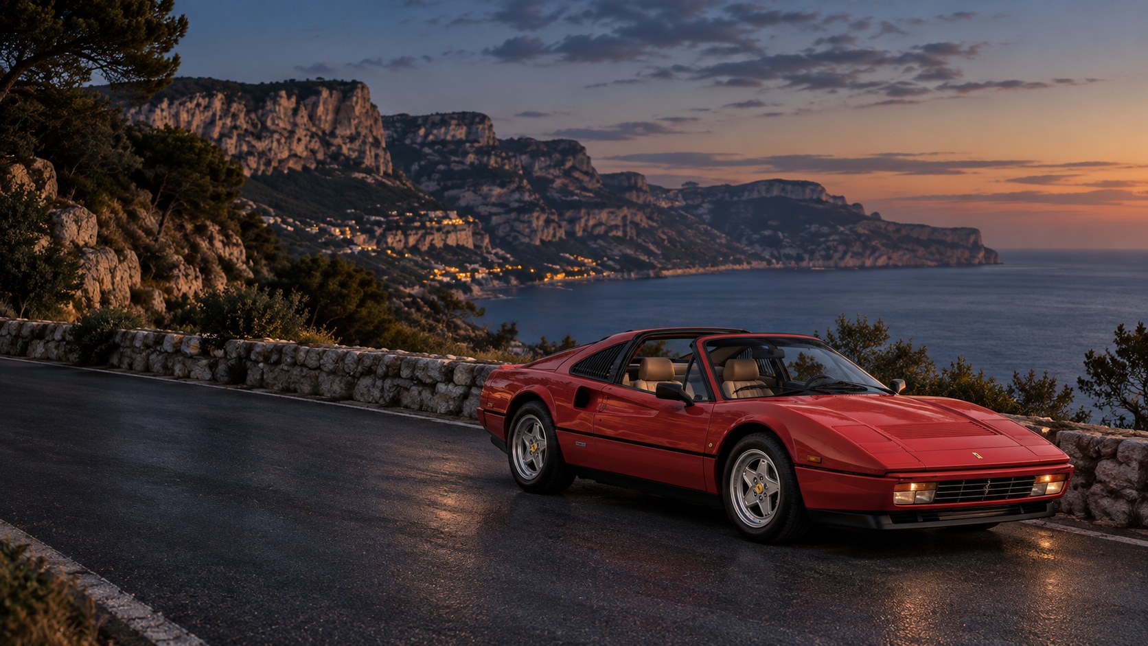 Ferrari 328 GTS rouge sur la Route des Crêtes au-dessus de Cassis, phares levés à l’heure bleue