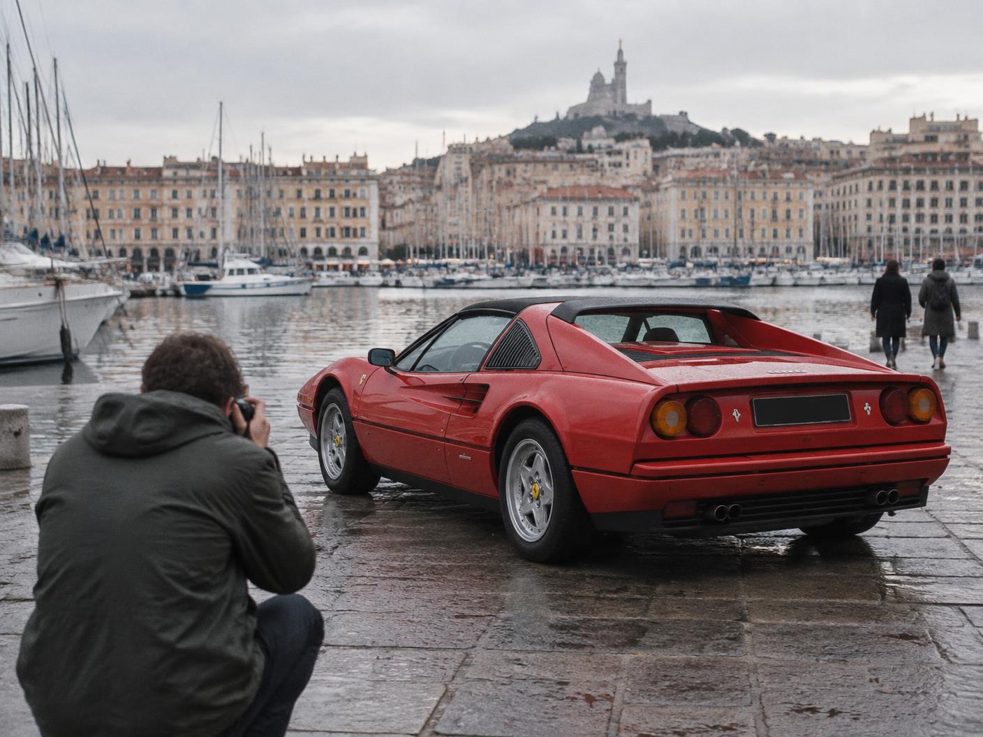 Photographe de dos travaillant autour d’une Ferrari 328 GTS sur le Vieux-Port de Marseille